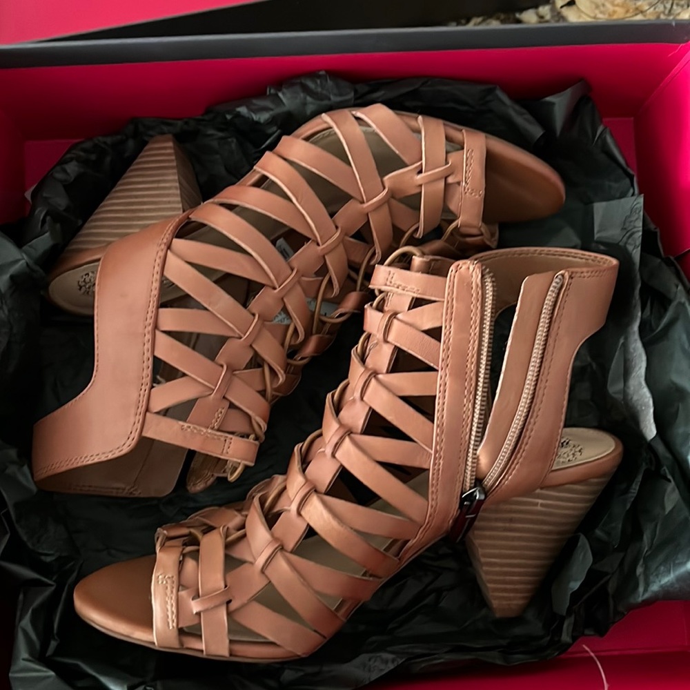 Vince Camuto 7.5 Never Worn Sandals /heels Brown